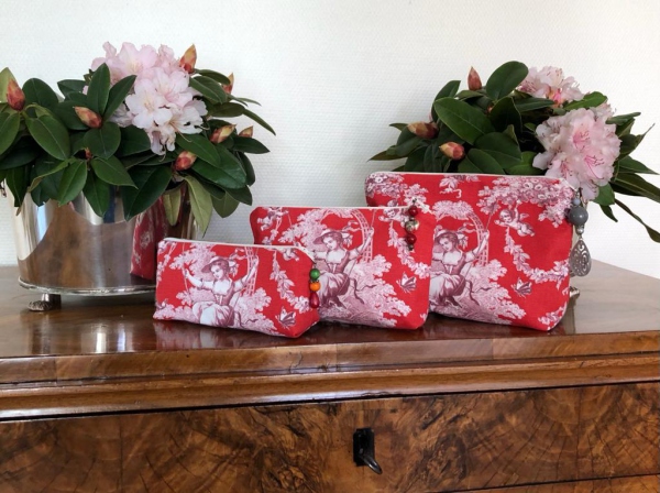 Täschchen und Taschen in unterschiedlichen Größen aus Designerstoffen